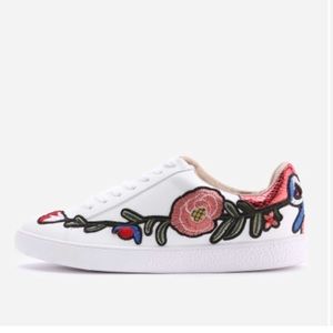 Embroidery design lace up sneakers